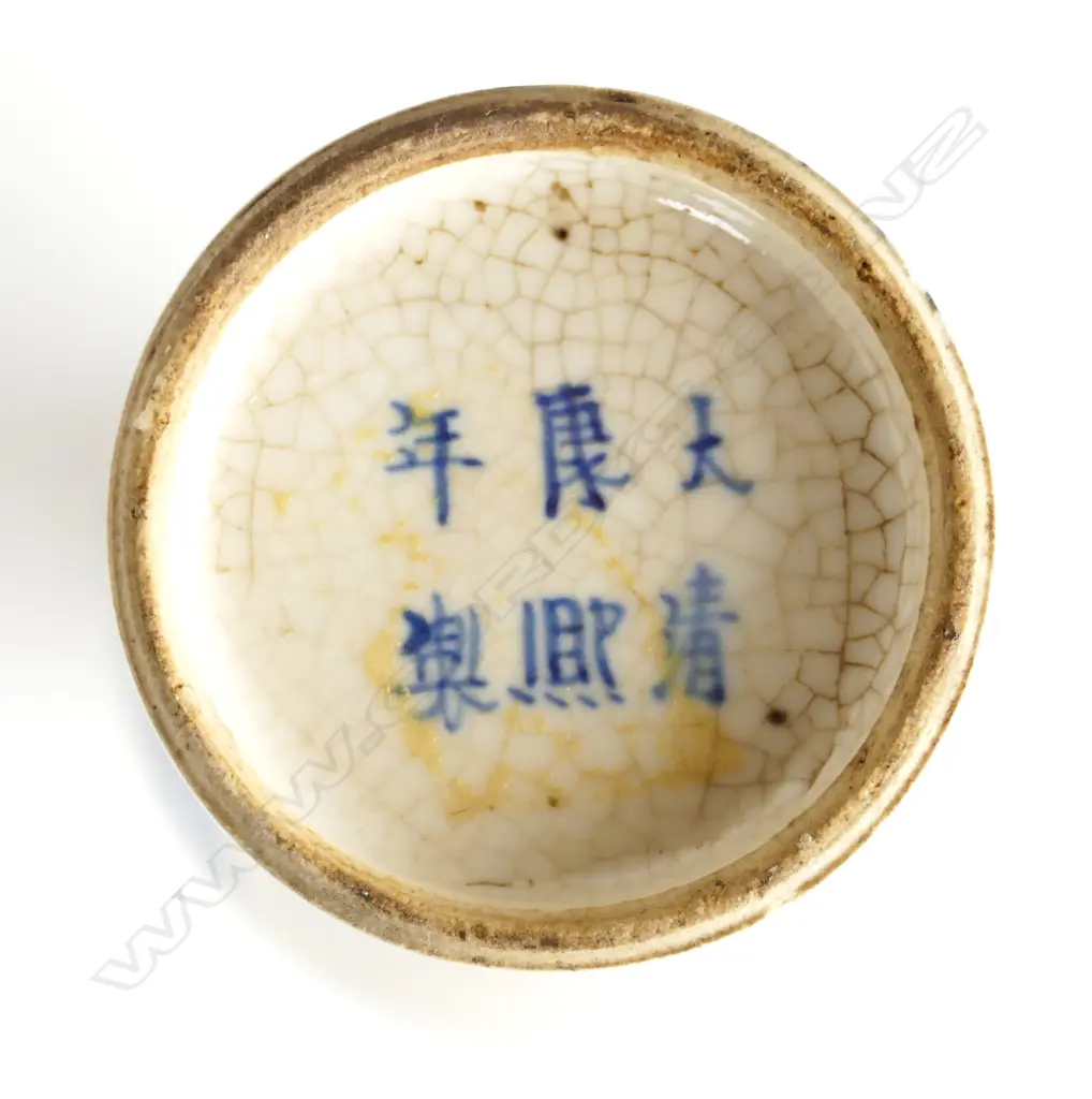 An old Chinese vase Image 1++
