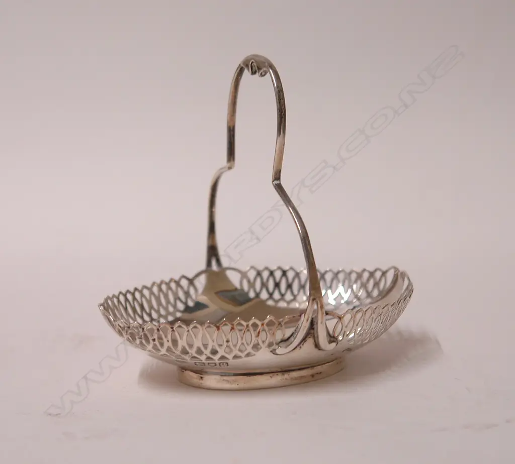 An early 20thC quality silver small basket Image 1++