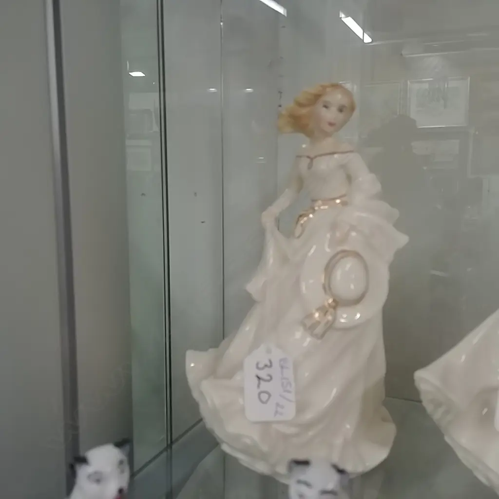 R.D FIGURE "SUMMER BREEZE" HN3724 Image 1++