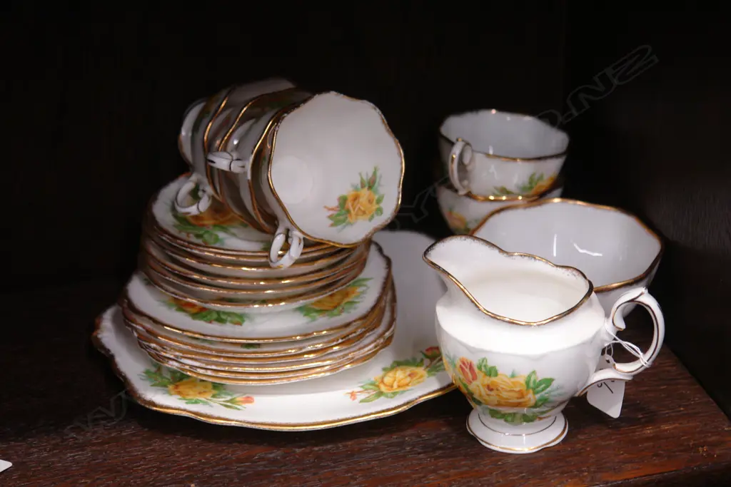 ROYAL ALBERT 'TEA ROSE' TEASET Image 1++