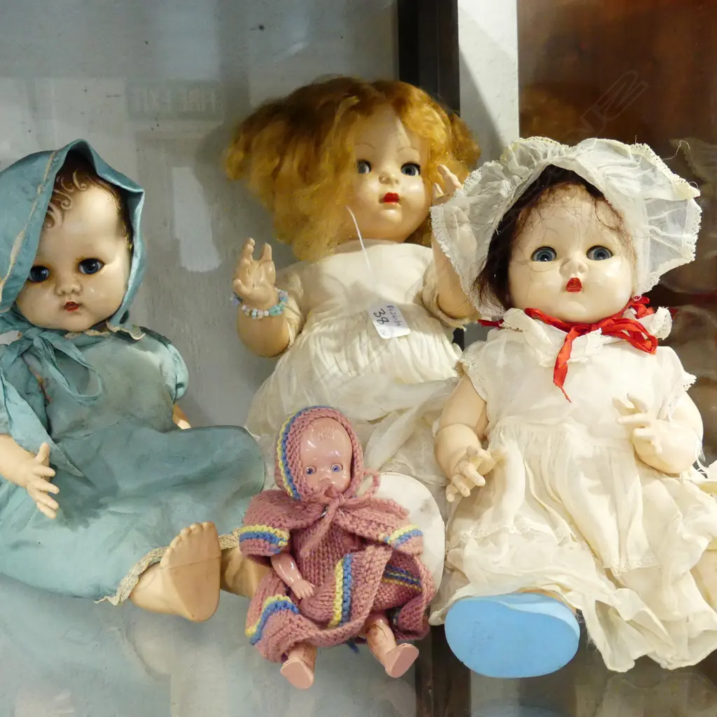 4 VINTAGE DOLLS Image 1++
