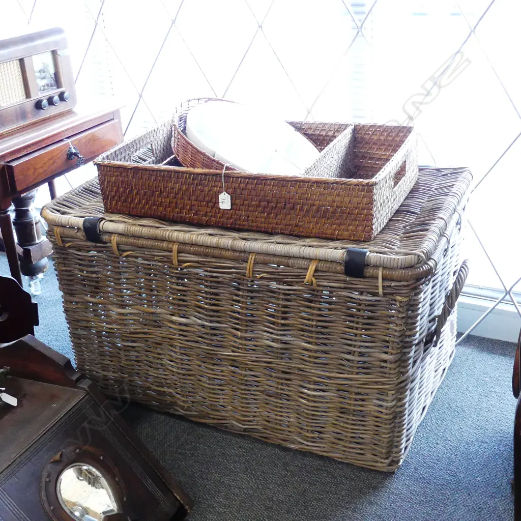 LARGE CANE BASKET + 2 CANE TRAYS  Image 1++