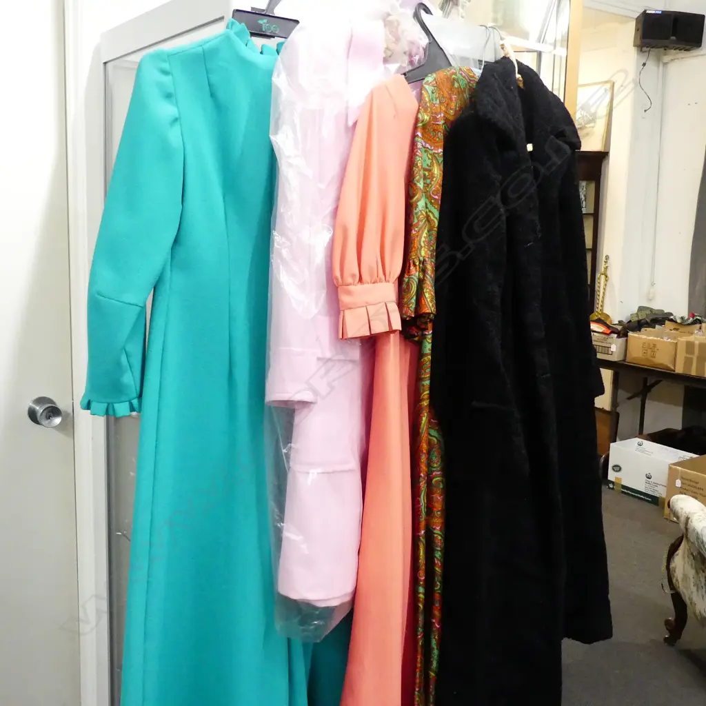 LOT VINTAGE CLOTHES/COATS ETC Image 1++