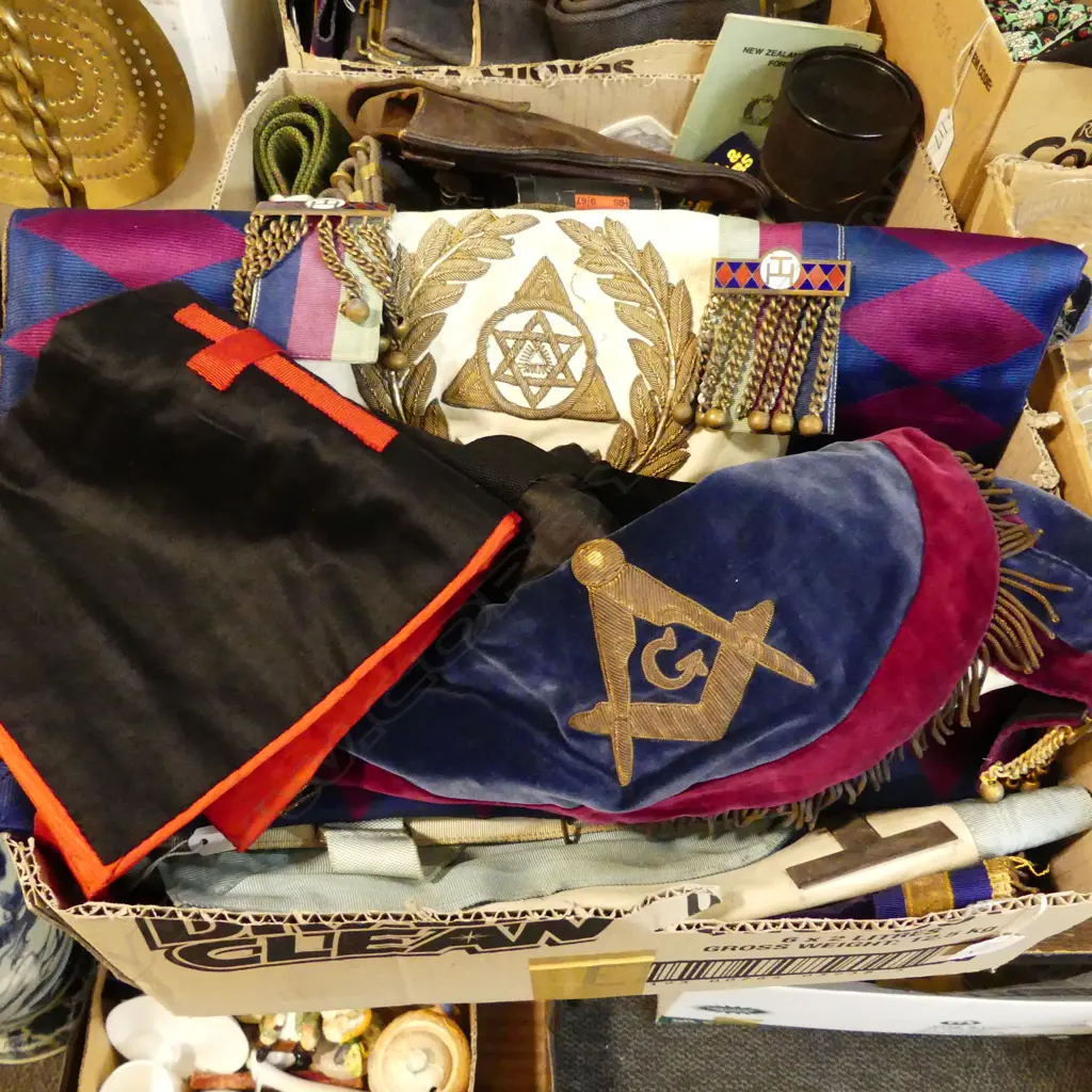 BOX ASST INTERNAT. MASONIC APRONS Image 1++