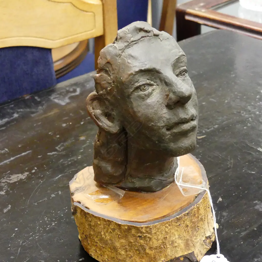 SMALL CERAMIC MODEL OF A WOMAN'S HEAD ON WOODEN BASE Image 1++