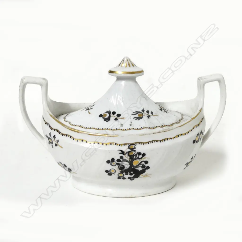 An 18thC English porcelain lidded sugar box Image 1++