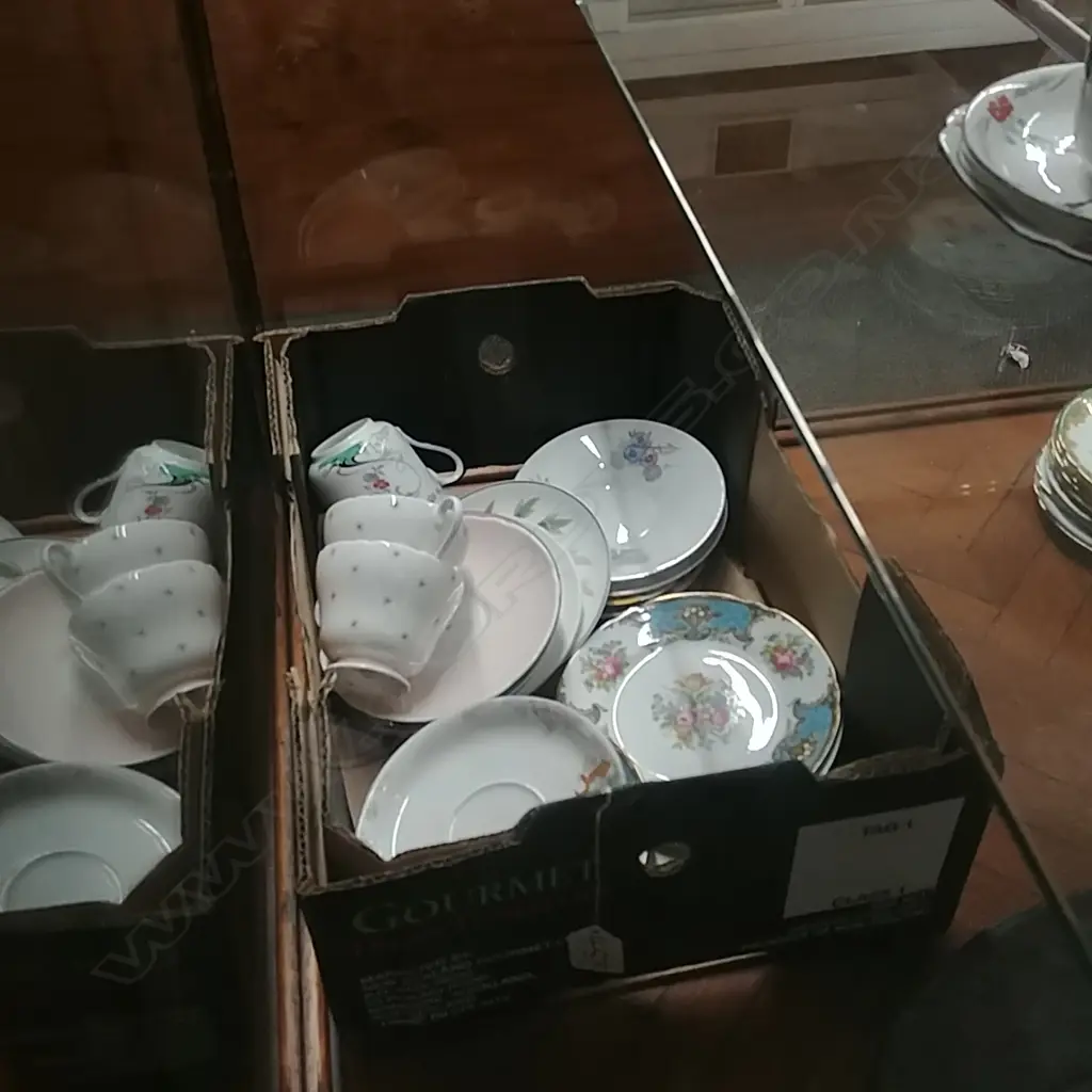 SMALL BOX SHELLY SAUCERS & 3 CUPS Image 1++