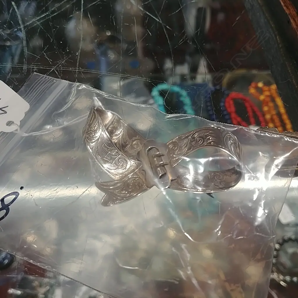 LARGER SILVER BOW AND BUCKLE BROOCH Image 1++