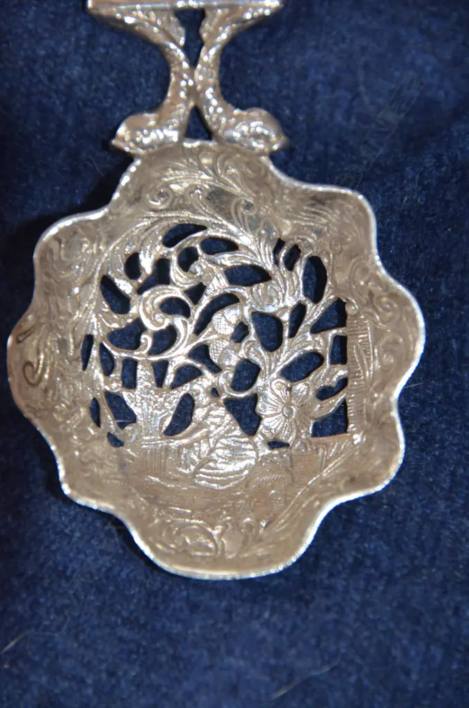 SILVER TEA STRAINER & SERVIETTE RING Image 1++