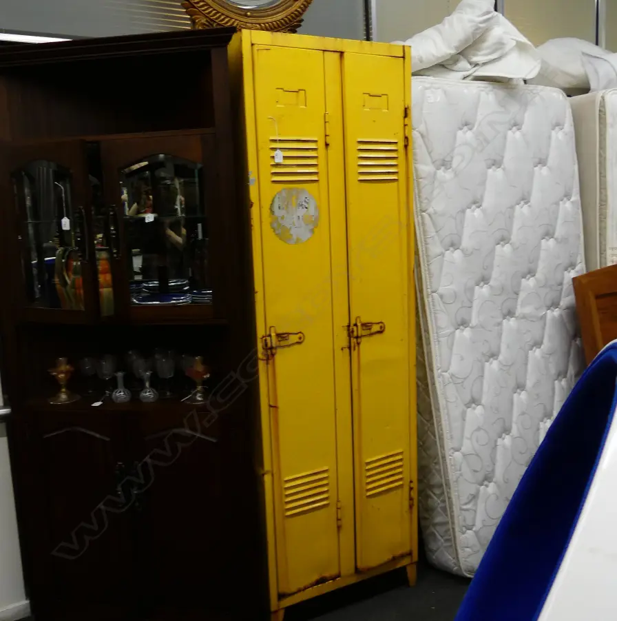 YELLOW INDUSTRIAL LOCKER Image 1++
