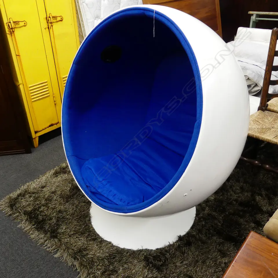 REPRO RETRO WHITE BALL CHAIR BY EERO AARNIO Image 1++