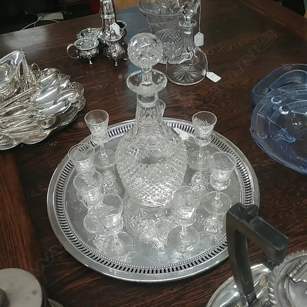 DECANTER & GLASSES ON EP TRAY Image 1++