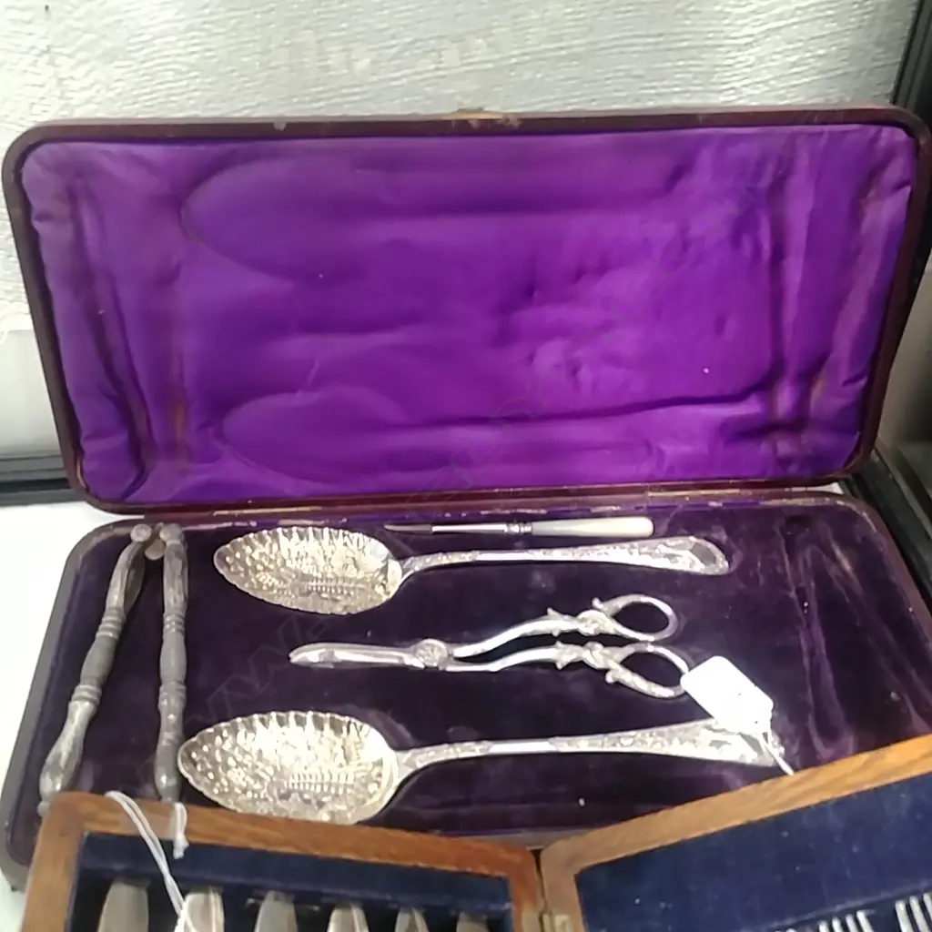 CASED BERRY SPOON SET Image 1++