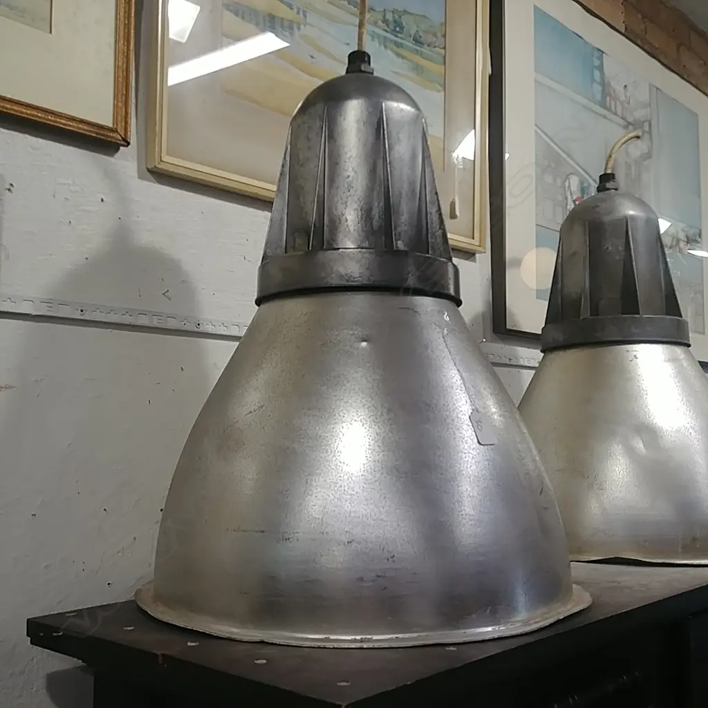 LARGE INDUSTRIAL LIGHT Image 1++