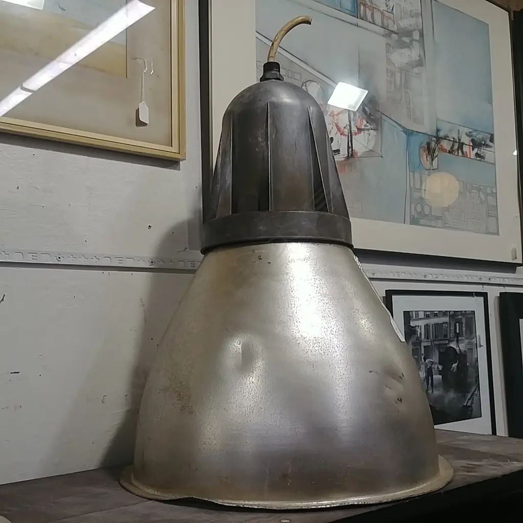 LARGE INDUSTRIAL LIGHT Image 1++
