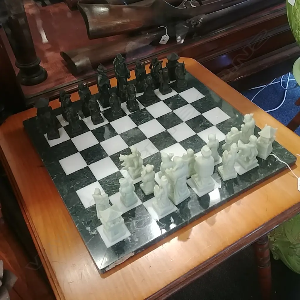 GREEN/WHITE CHESS SET Image 1++