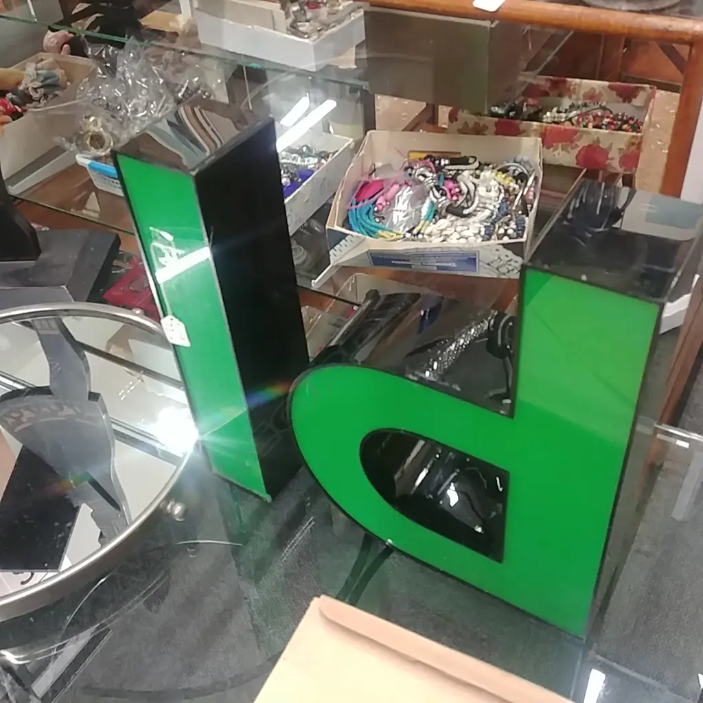 GREEN PLASTIC LETTER I+P Image 1++
