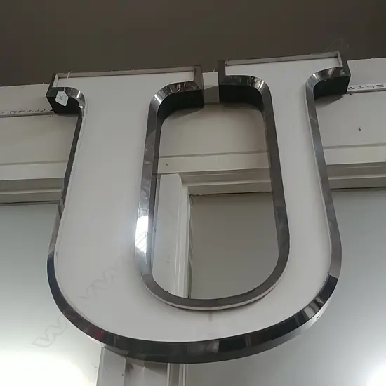 LARGE ENGLISH ADVERTISING LETTER 'U'