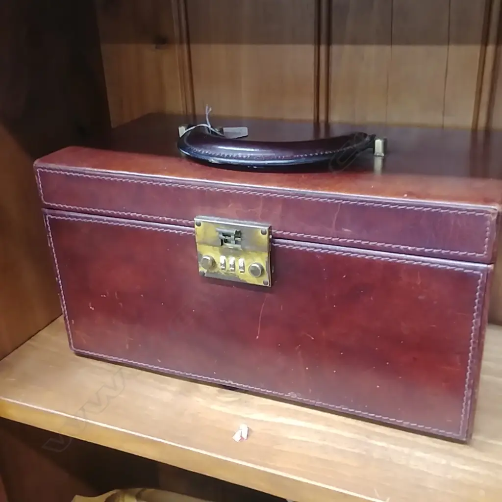 JEWELLERY BOX + GILT WALL HANGING FIGS Image 1++