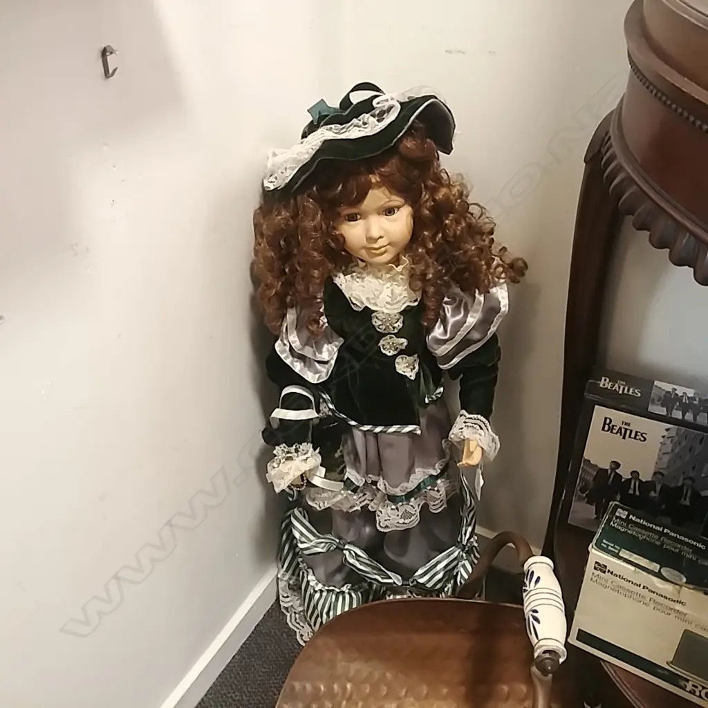 ANTIQUE STYLE LGE DOLL GREEN VELVET & SILK DRESS Image 1++