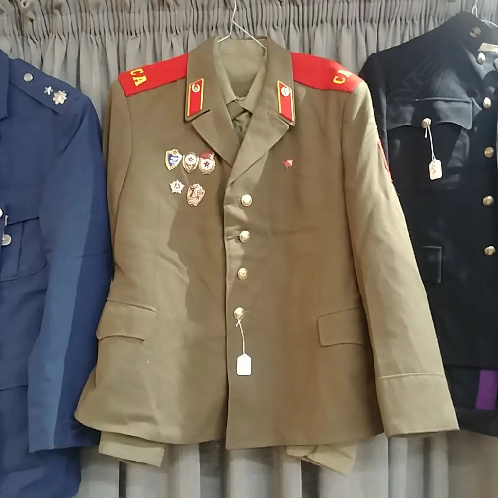 RUSSIAN ARMY UNIFORM & BADGES Image 1++