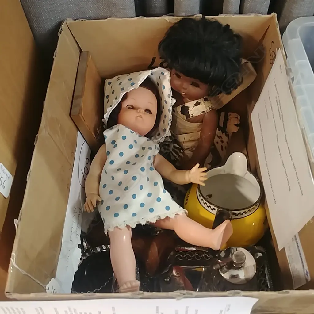BOX EP CONDIMENTS ETC. & 2 DOLLS Image 1++
