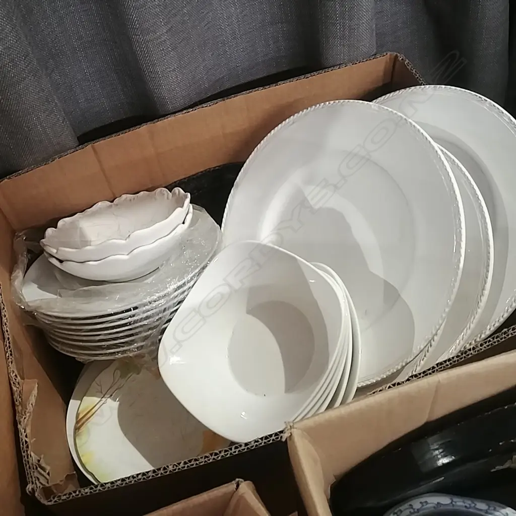 LOT ASST CHINA DINNER WARE ETC Image 1++