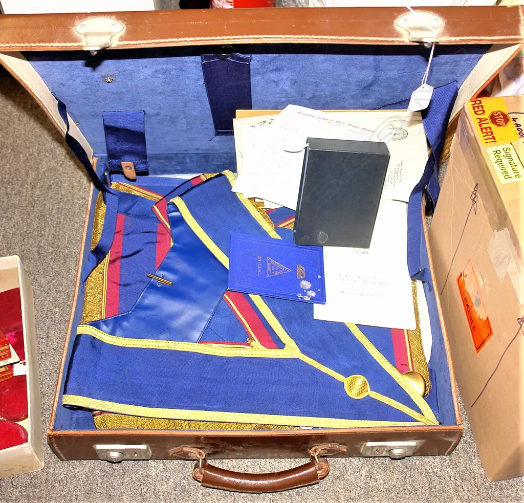 COLLECTION MASONIC REGALIA IN LEATHER CASE Image 1++