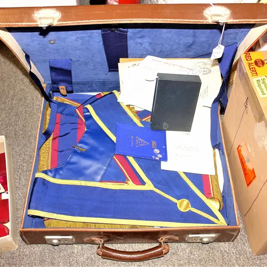 COLLECTION MASONIC REGALIA IN LEATHER CASE
