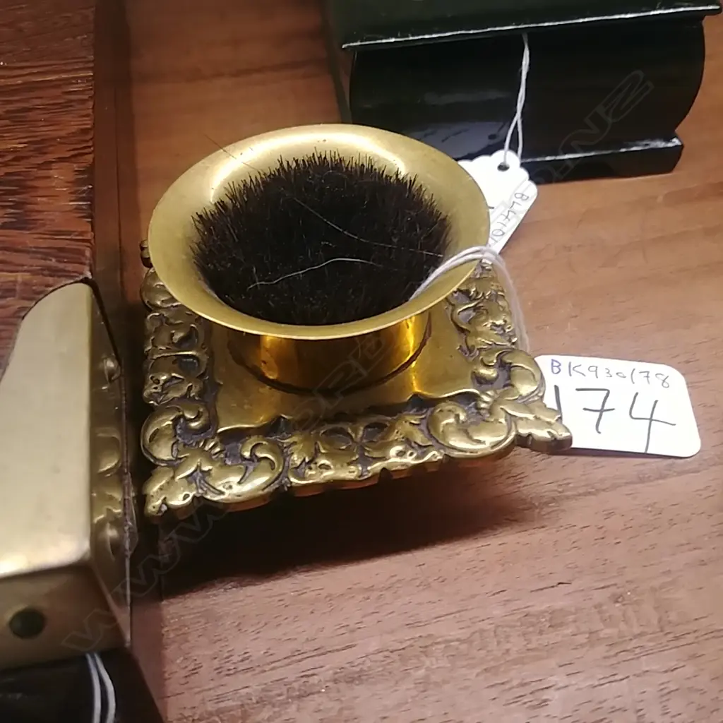 (16727)VICT BRASS PEN BRUSH HOLDER Image 1++
