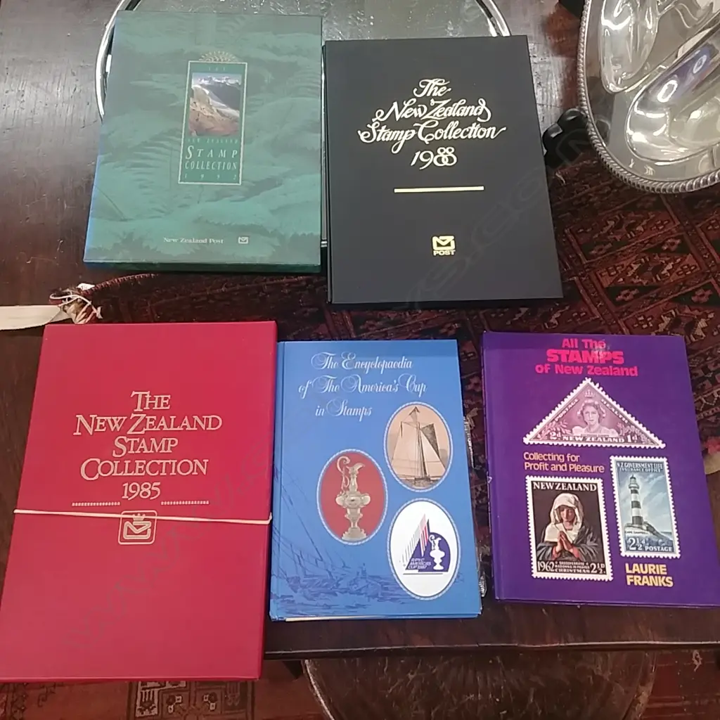 5 NZ STAMP BOOKS  Image 1++