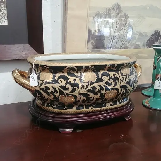 CHINESE PORC FISHBOWL ON STAND