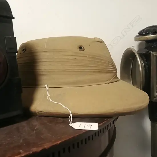 VERY EARLY INDIAN SAFARI HAT - VERY TIDY CONDITION