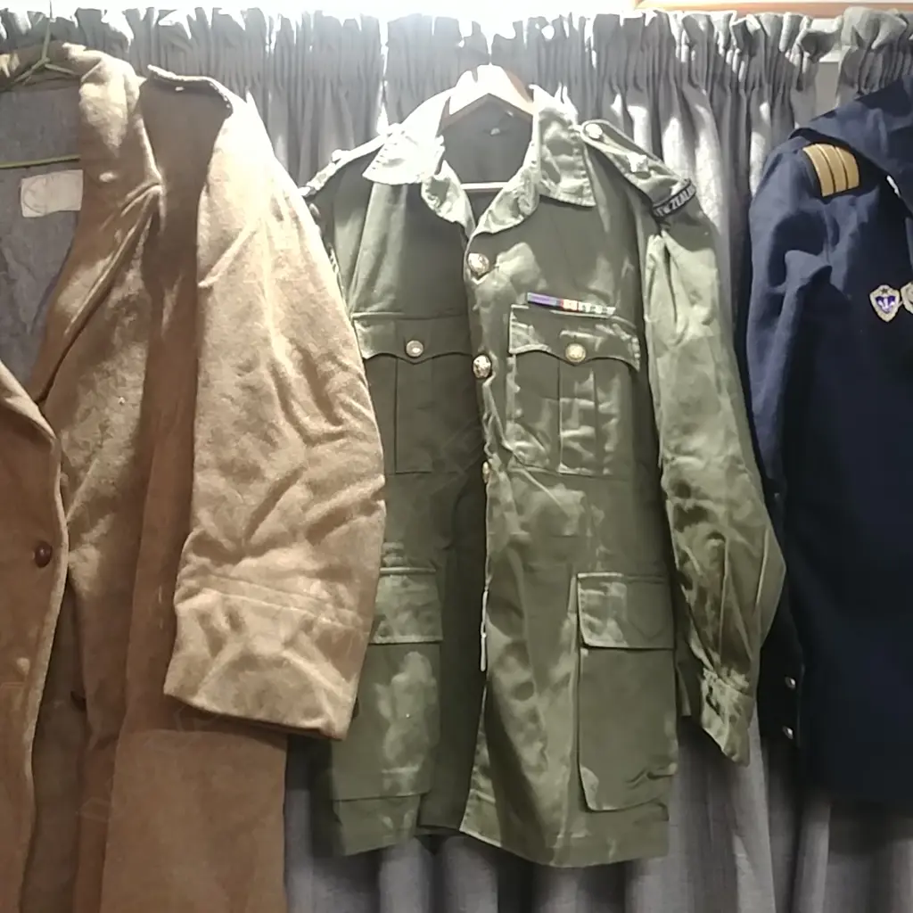 NZ ARMY SHIRT & RIBBONS Image 1++
