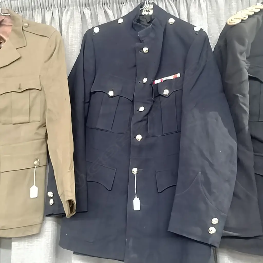 KINGS HORSE UNIFORM & RIBBONS Image 1++