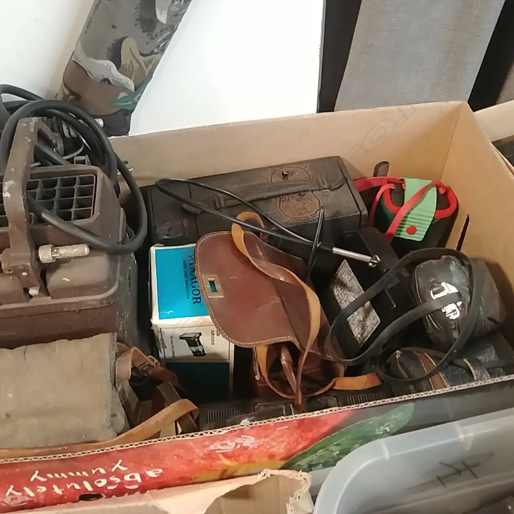 BOX PROJECTOR & VINTAGE CAMERAS Image 1++