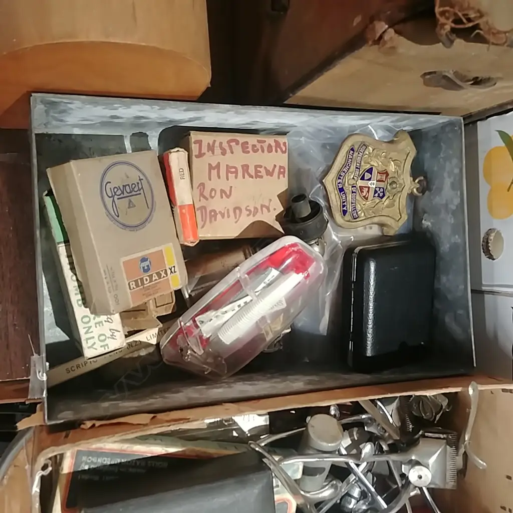TIN OF COLLECTABLES & BADGES Image 1++