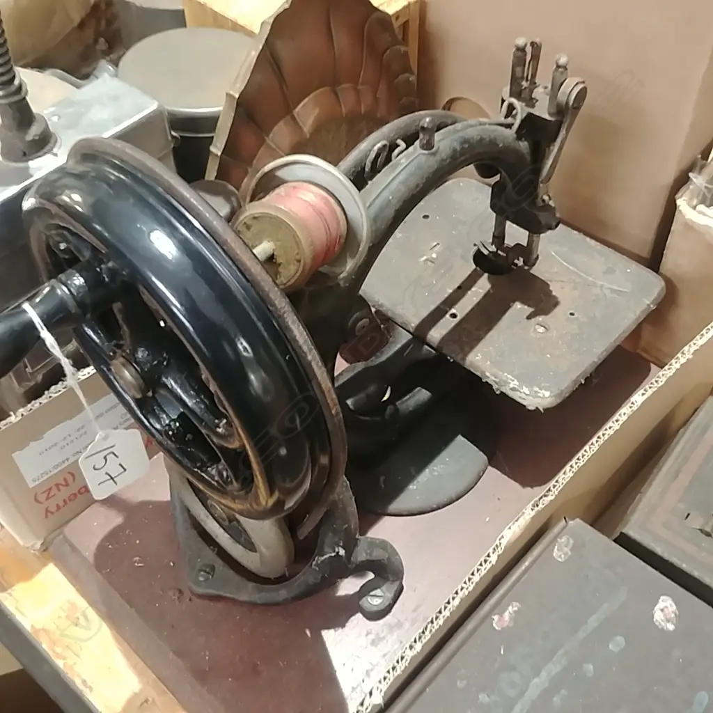 VINTAGE HAND SEWING MACHINE Image 1++