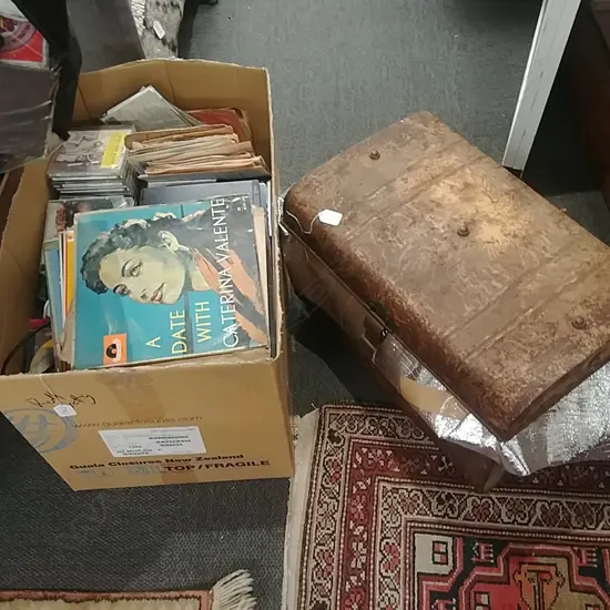 LARGE LOT OF CDS/RECORDS /PLAYER