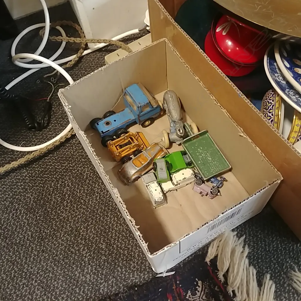 COLLECTION OF SMALL TIN TOY CARS - FUN-HO ETC (8) Image 1++