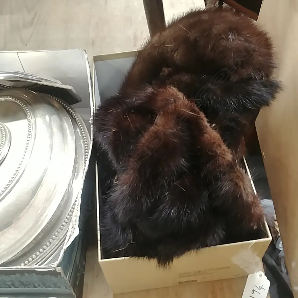 BOX OF FUR ITEMS  Image 1++