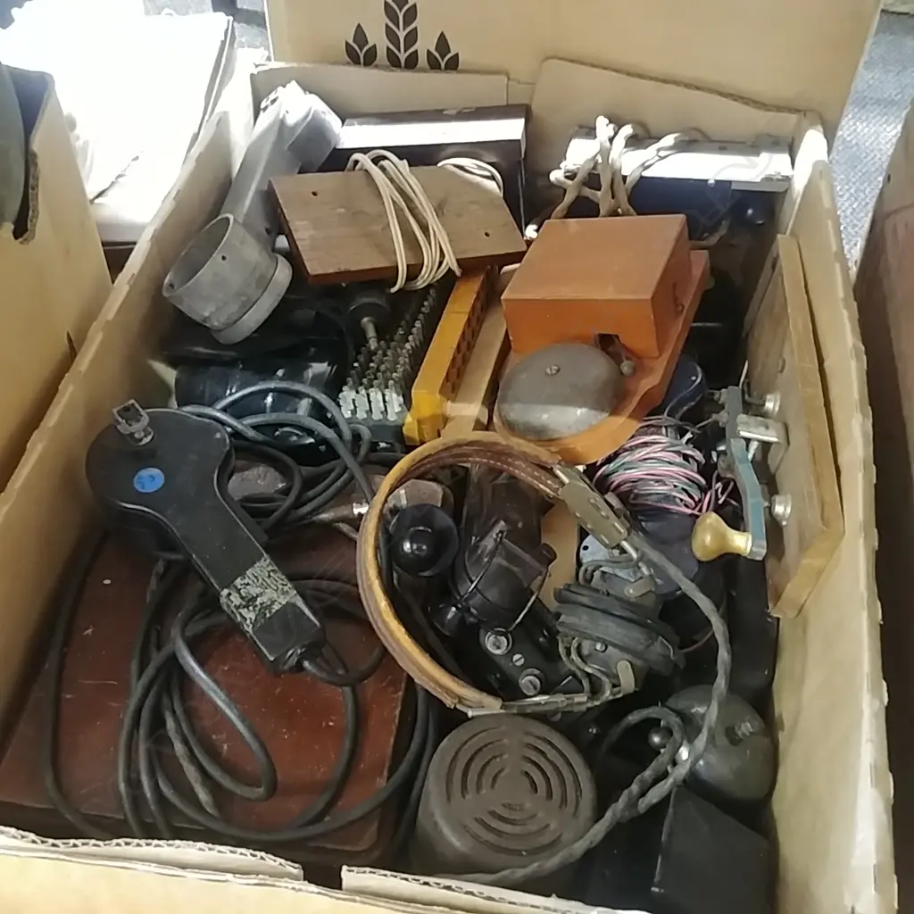 BOX HAM RADIO PARTS MORSE KEY ETC Image 1++