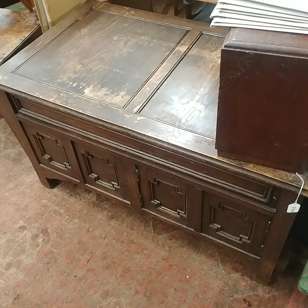 SMALL OAK COFFER Image 1++