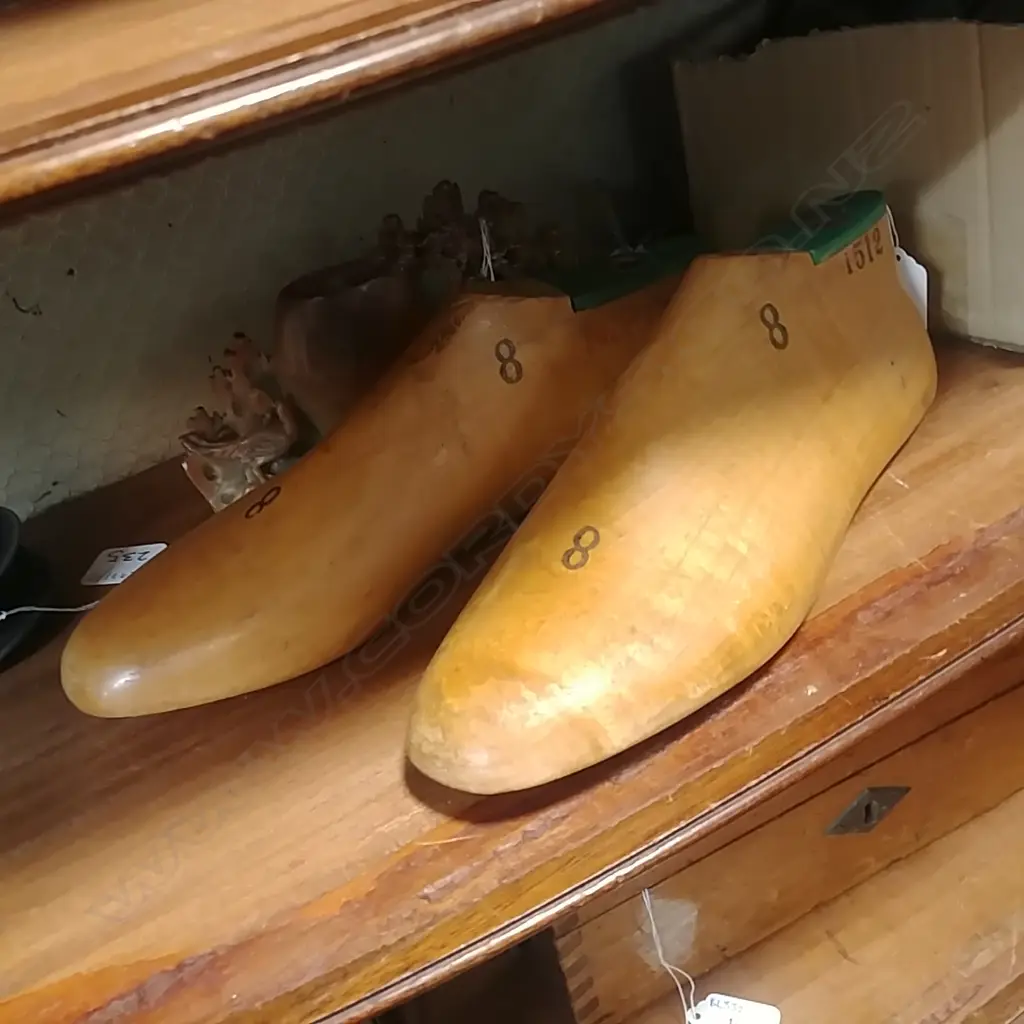 PAIR OF NICE SIZE 8 WOODEN FOOT LASTS STAMPED NZP Image 1++