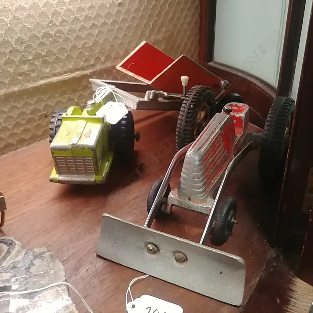 TIN TOY TRACTOR + TOWING TRUCK  Image 1++