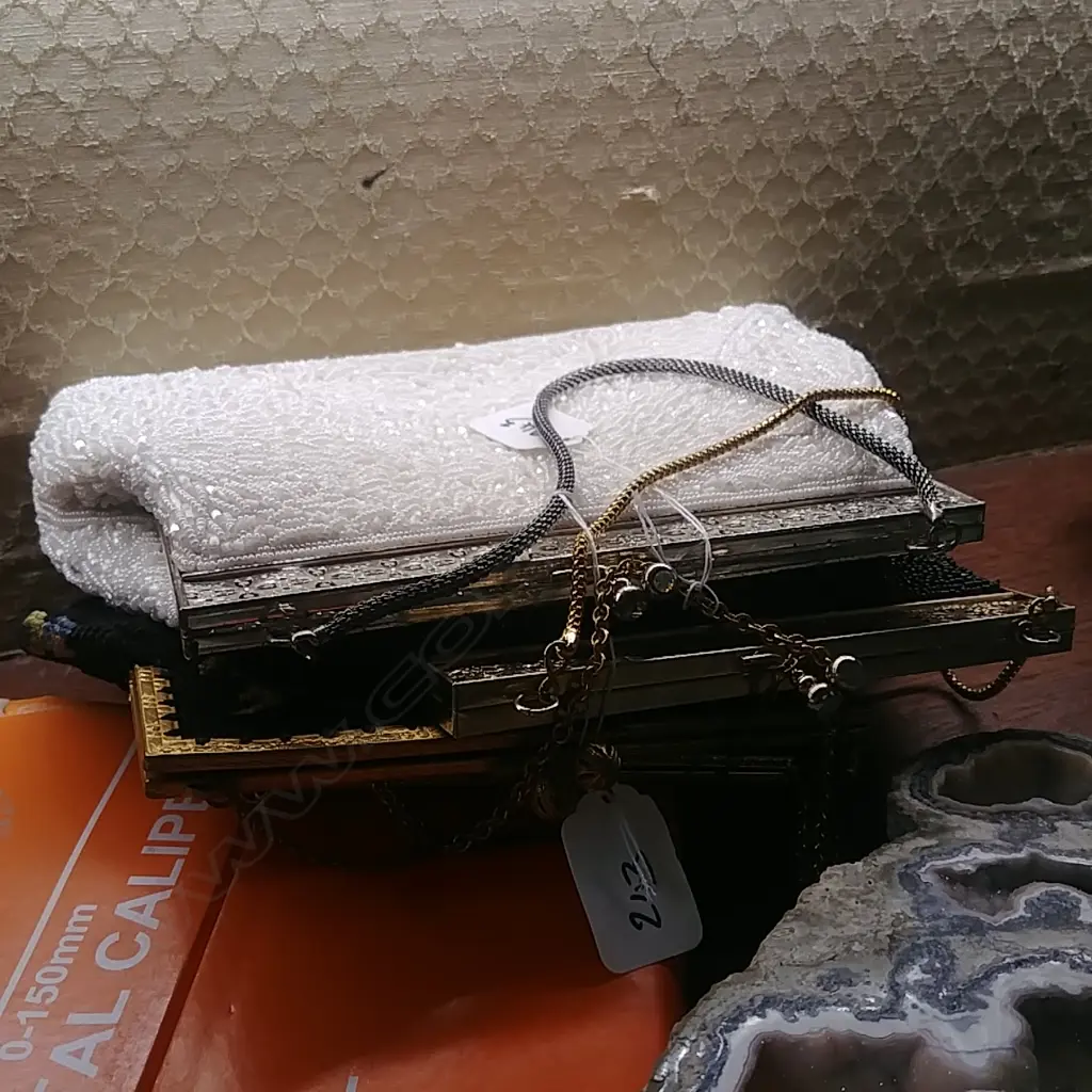 4 HANDBAGS Image 1++
