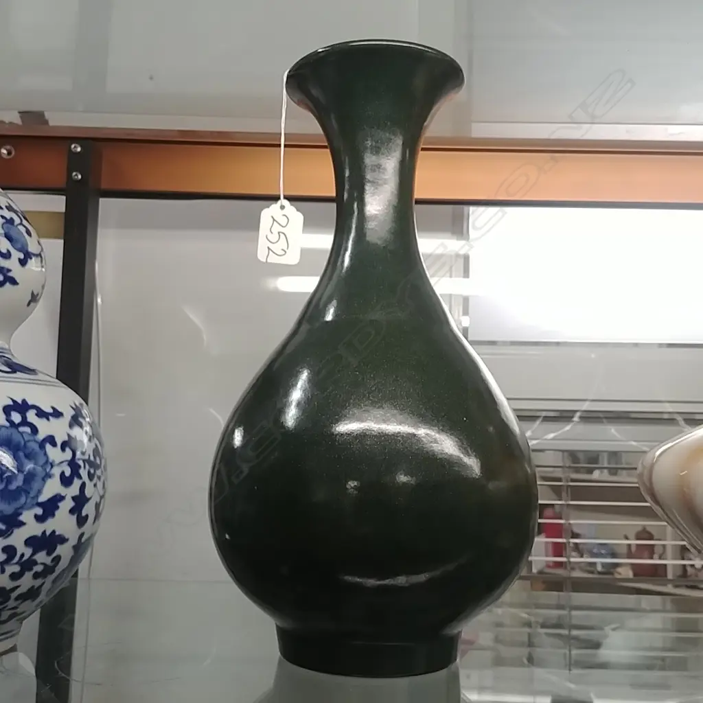 CHINESE GREEN SPARKLE PEAR SHAPED VASE Image 1++