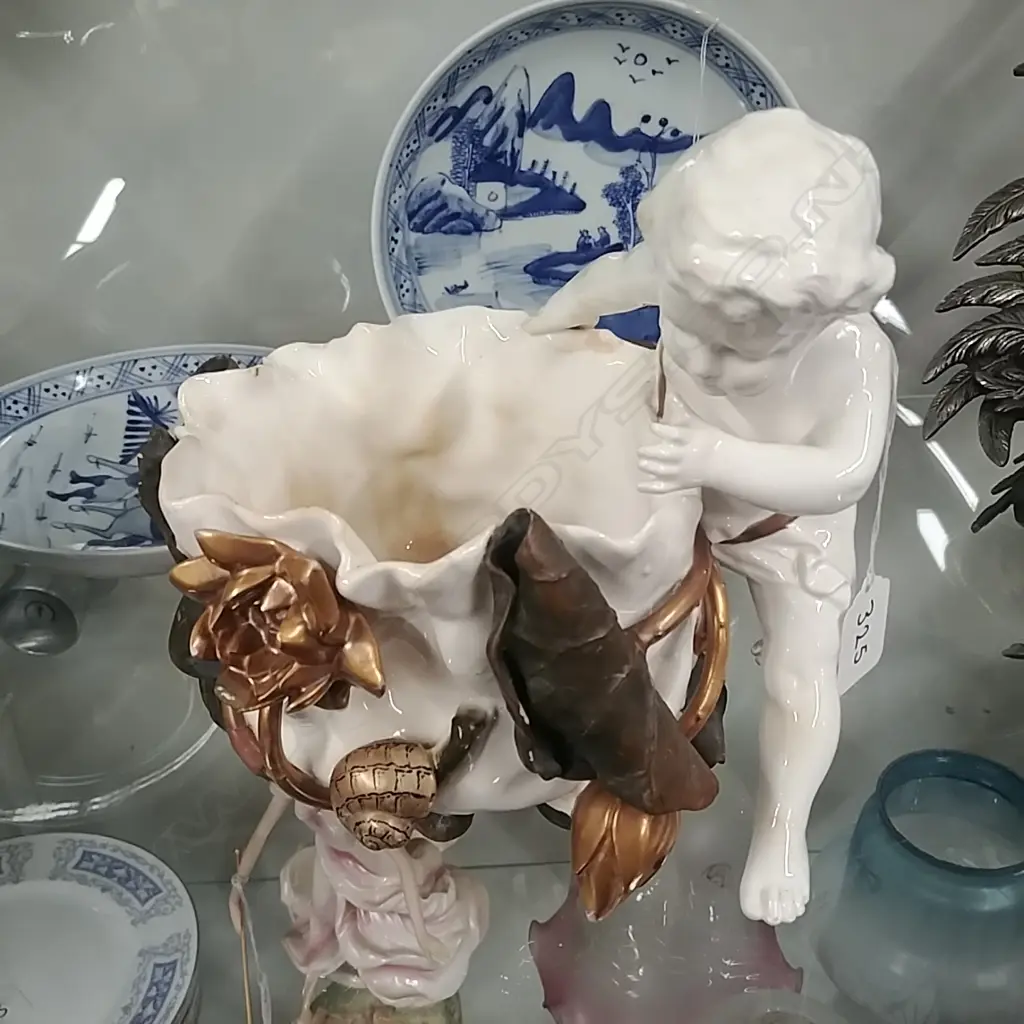 VICT CHERUB VASE Image 1++