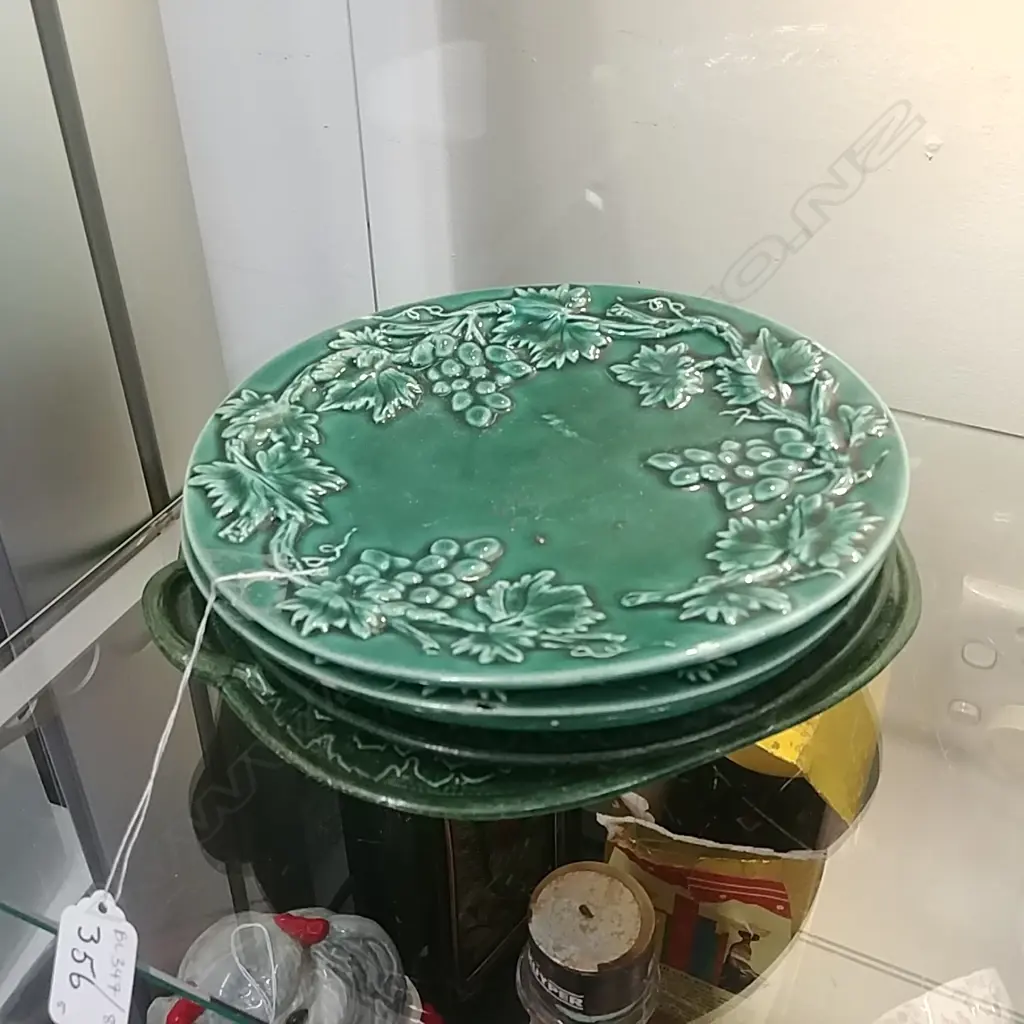 5 GREEN MAJOLICA PLATES Image 1++