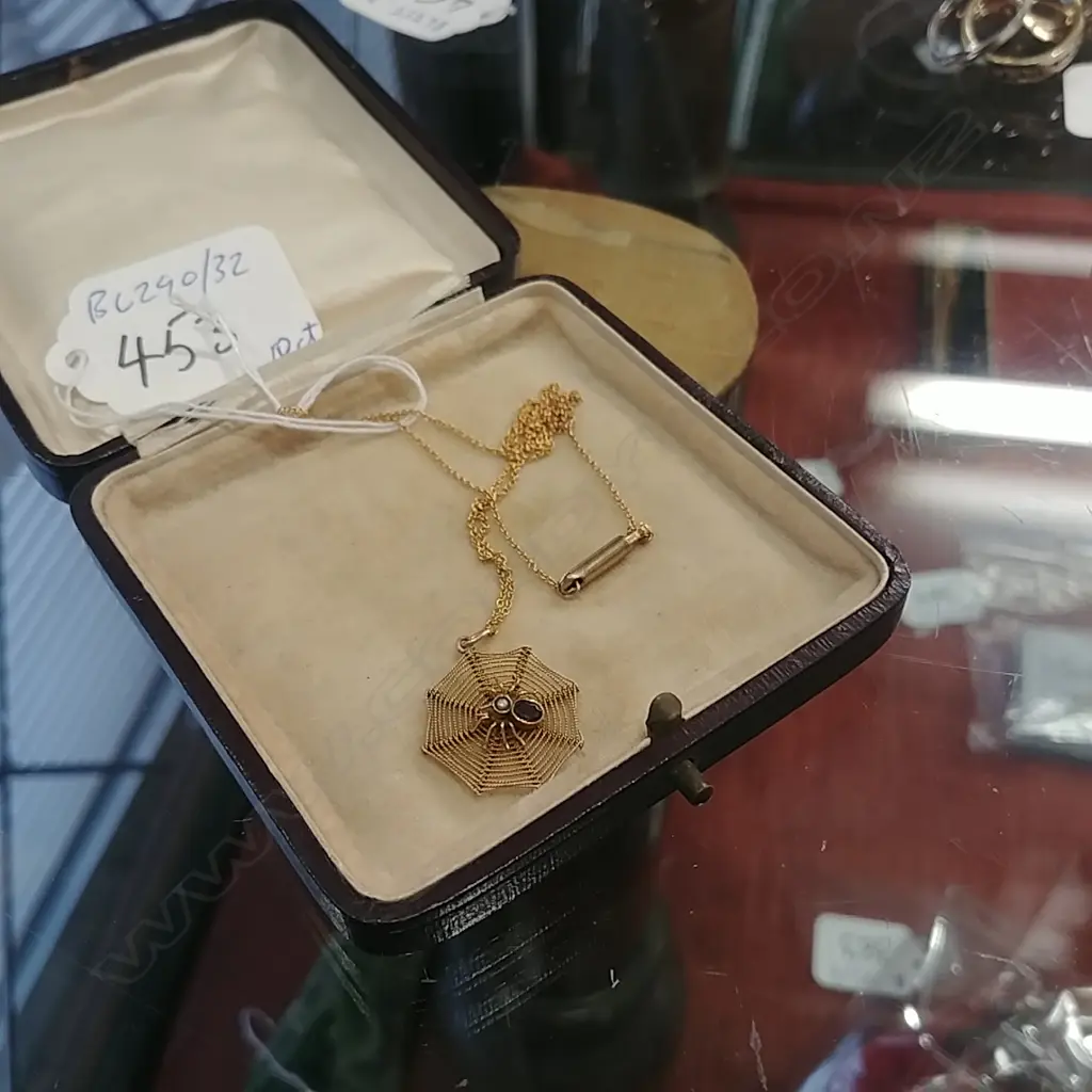 GOLD SPIDER WEBB PENDANT WITH CHAIN TESTS AS 10CT Image 1++